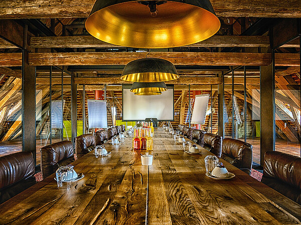 Meeting Tisch Holz cut