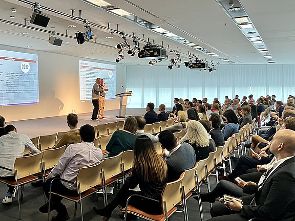 Kasi Färcher Haag und Peter von Zimmermann eröffen die ersten European NetSuite User Days in Nürnberg.